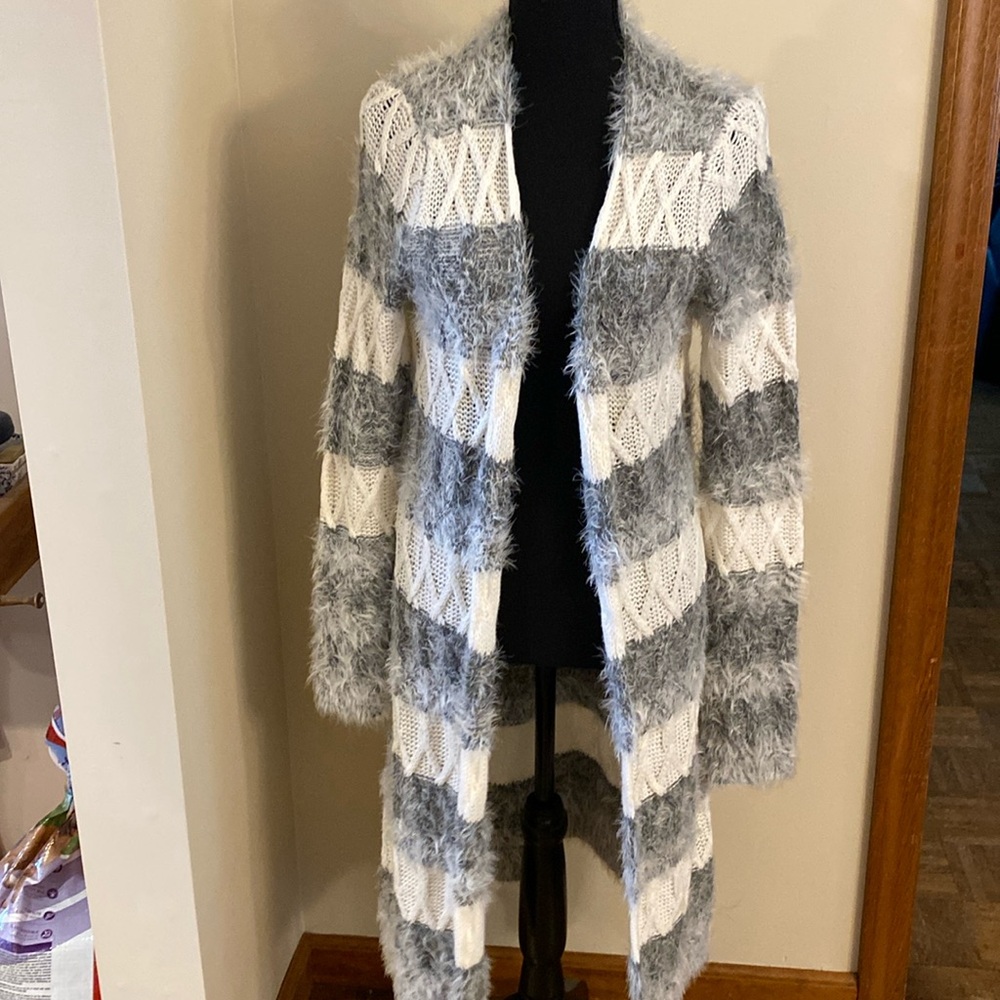 Mystree long cardigan sweater. Grey/ cream textured pattern. Size L